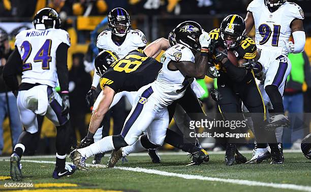 Le'Veon Bell of the Pittsburgh Steelers runs after a catch for a 7 yard touchdown in the fourth quarter during the game against the Baltimore Ravens...