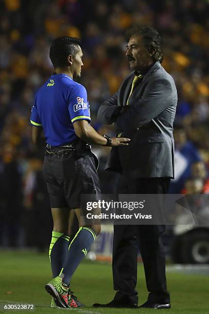 Ricardo La Volpe coach of America argues during the Final second leg match between Tigres UANL and America as part of the Torneo Apertura 2016 Liga...