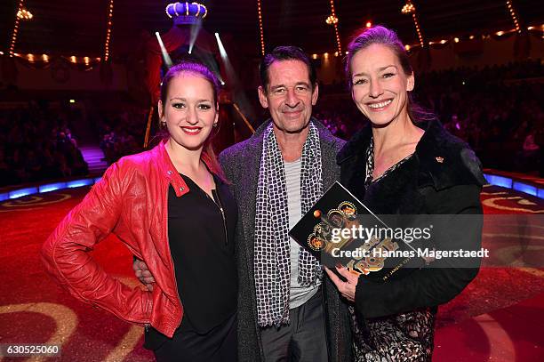 Luzie Seitz, Max Tidof and Lisa Seitz during the premiere of 'Tierisch gut' at Circus Krone on December 25, 2016 in Munich, Germany.