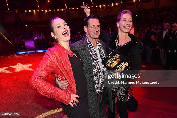 Luzie Seitz, Max Tidof and Lisa Seitz during the premiere of 'Tierisch gut' at Circus Krone on December 25, 2016 in Munich, Germany.