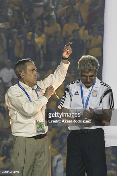 Alejandro Rodriguez, President of Tigres holds his medal next to Ricardo Ferretti coach of Tigres after the Final second leg match between Tigres...