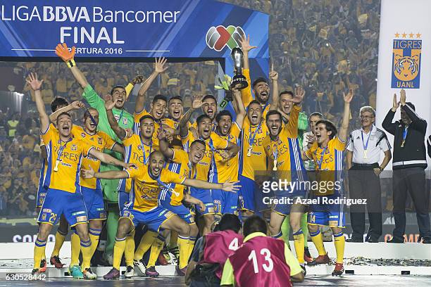 Players of Tigres celebrate after the Final second leg match between Tigres UANL and America as part of the Torneo Apertura 2016 Liga MX at...