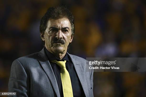 Ricardo La Volpe Coach of America looks on prior the Final second leg match between Tigres UANL and America as part of the Torneo Apertura 2016 Liga...