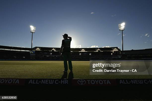 Marcus Stoinis of the Melbourne Stars fields on the boundary looking straight into the afternoon sun during the Big Bash League match between the...