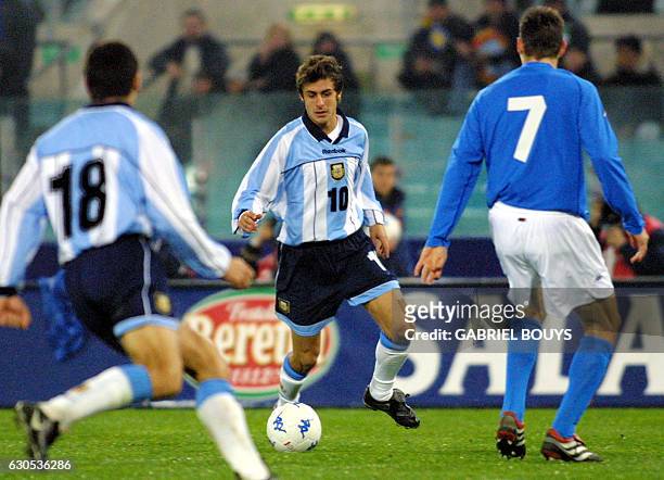 Argentinian midfielder Pablo Aimar tries to outpass Italian midfielder Cristian Zenoni during the friendly soccer match between Italy and Argentina...