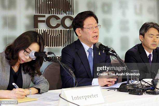Seongnam City Mayor Lee Jae-Myung speaks during a press conference on December 27, 2016 in Seoul, South Korea.