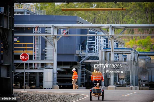 Qgc Shell Australia Australia Natural Gas Pipeline Photos and Premium High Res Pictures ...