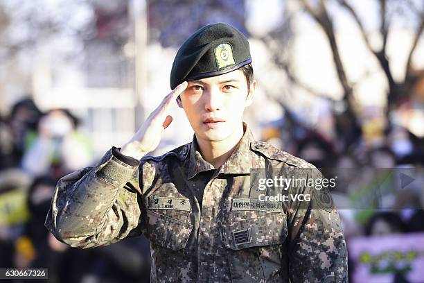 Singer Kim Jae-Joong of South Korean boy band JYJ poses for fans after he was discharged from military service on December 30, 2016 in Yongin, South...