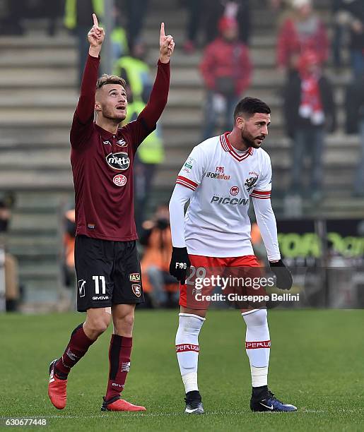Alfredo Donnarumma of US Salernitana celebrates after scoring the opening goal during the Serie B match between US Salernitana and AC Perugia at...