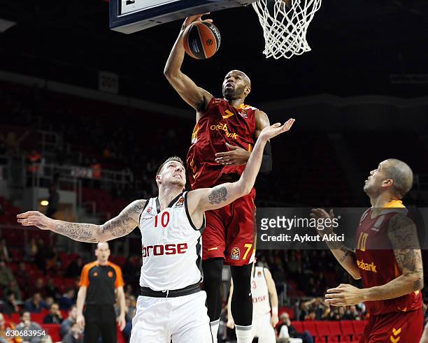 Alex Tyus, #7 of Galatasaray Odeabank Istanbul competes with Daniel Theis, #10 of Brose Bamberg during the 2016/2017 Turkish Airlines EuroLeague...
