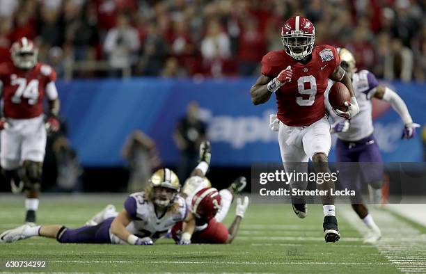 Bo Scarbrough of the Alabama Crimson Tide runs in a touchdown against the Washington Huskies during the 2016 Chick-fil-A Peach Bowl at the Georgia...
