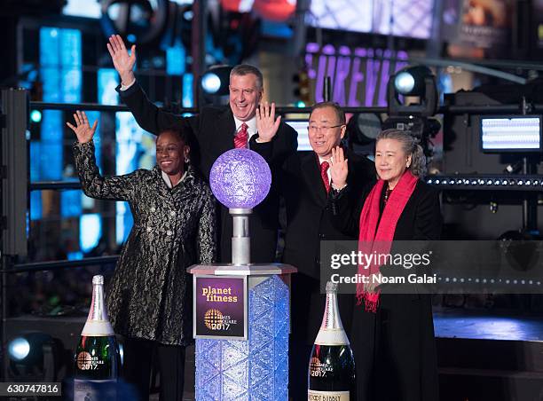 Chirlane McCray, Mayor Bill de Blasio, Ban Ki-Moon and Yoo Soon-taek pose onstage during New Year's Eve 2017 in Times Square on December 31, 2016 in...