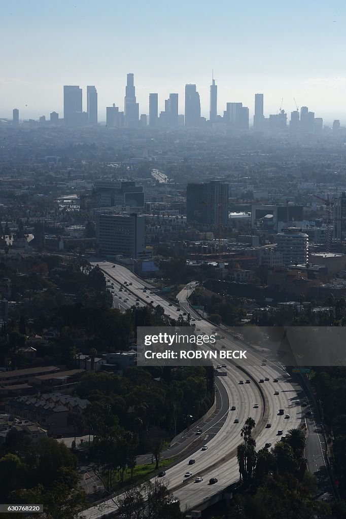 US-LOS ANGELS-SKYLINE-FREEWAY