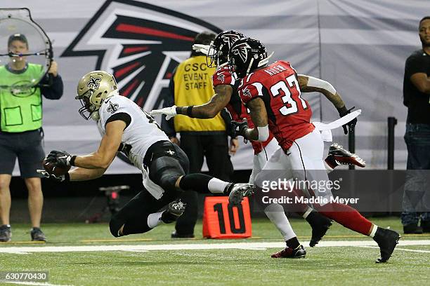 Coby Fleener of the New Orleans Saints makes a diving catch during the first half against the Atlanta Falcons at the Georgia Dome on January 1, 2017...