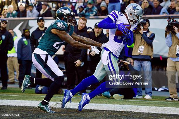 Terrance Williams of the Dallas Cowboys hauls in a touchdown reception against Nolan Carroll of the Philadelphia Eagles during the second quarter at...