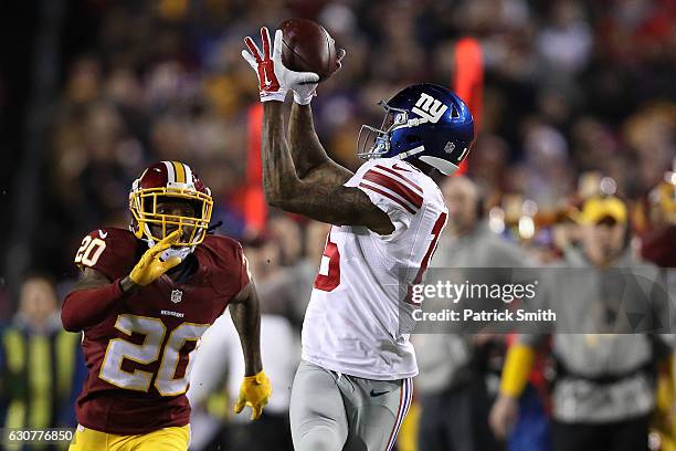 Wide receiver Tavarres King of the New York Giants makes a catch past defensive back Greg Toler of the Washington Redskins in the fourth quarter at...