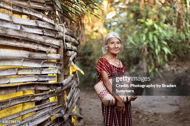 older woman in slums - el salvador - fotografias e filmes do acervo