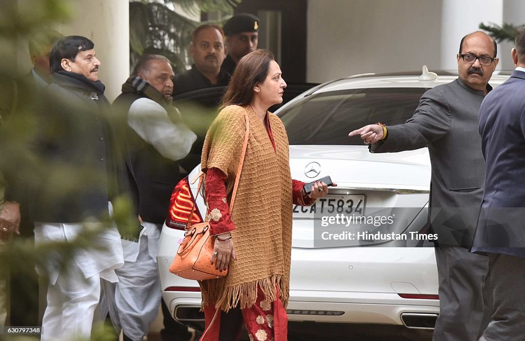 Samajwadi Party Chief Mulayam Singh Yadav Meets Chief Election Commission In Delhi