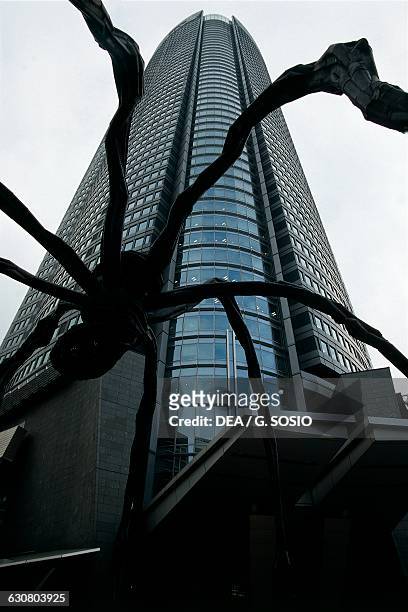 Maman spider, sculpture at the foot of the Mori tower, Roppongi hills, Tokyo, Kanto. Japan, 21st century.