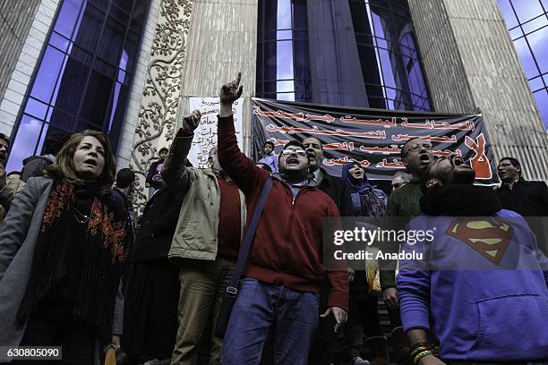 People gather to protest the agreement, which ensure to hand over Tiran and Sanafir islands to Saudi Arabia, in front of the Journalists' Union...