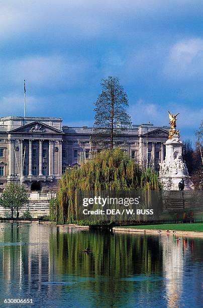 Pond, Buckingham Palace in the background, Saint James's Park, London, England, United Kingdom.