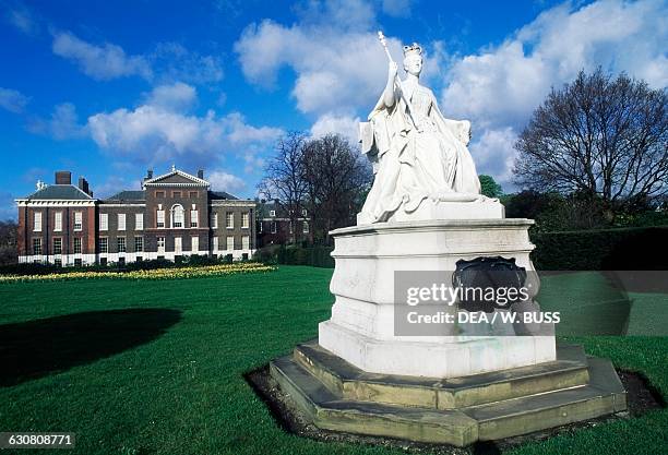 Statue of Queen Victoria, Kensington Palace in the background, Kensington Gardens, London, England, United Kingdom.