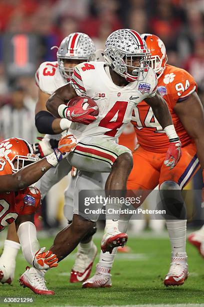 Running back Curtis Samuel of the Ohio State Buckeyes rushes the football against the Clemson Tigers during the Playstation Fiesta Bowl at University...