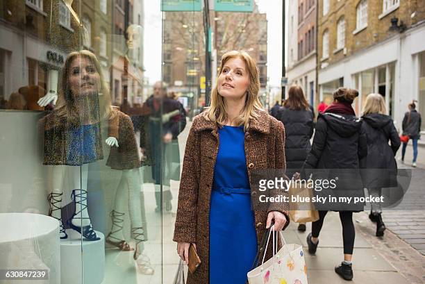 shopping in the spring time. - blonde english woman shopping foto e immagini stock