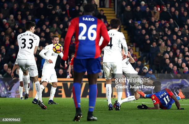 Wilfried Zaha of Crystal Palace scores his side's first goal during the Premier League match between Crystal Palace and Swansea City at Selhurst Park...