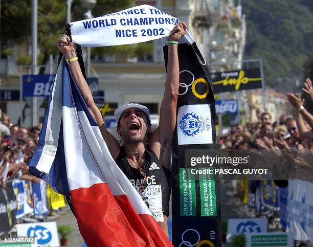 Le Français Cyril Neveu laisse exploser sa joie, le 22 septembre 2002 à Nice, après avoir franchi la ligne d'arrivée le premier, lors du championnat...