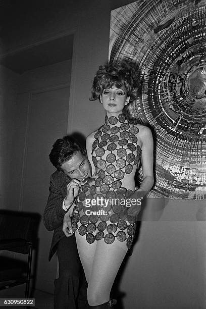 Un mannequin présente une robe entièrement réalisée avec des galettes bretonnes, le 27 juin 1969, au cours d'un cocktail sur les Champs-Elysées à...