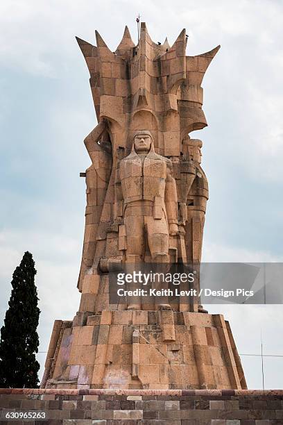 structure with statues of human likeness - dolores hidalgo stock pictures, royalty-free photos & images