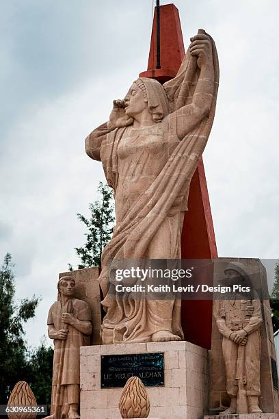 stone statues of a monument - dolores hidalgo stockfoto's en -beelden