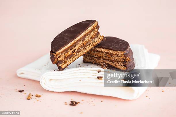 snack time! - alfajores foto e immagini stock