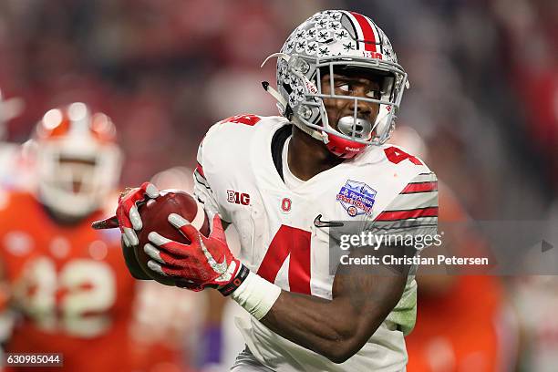 Running back Curtis Samuel of the Ohio State Buckeyes rushes the football against the Clemson Tigers during the Playstation Fiesta Bowl at University...