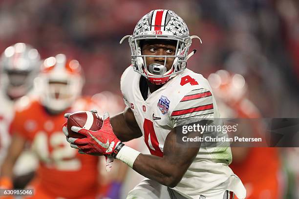 Running back Curtis Samuel of the Ohio State Buckeyes rushes the football against the Clemson Tigers during the Playstation Fiesta Bowl at University...