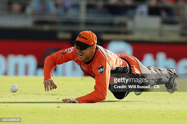 Michael Klinger of the Scorchers misses a catch off Jimmy Peirson of the Heat during the Big Bash League match between the Perth Scorchers and the...