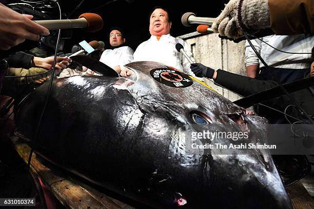 Kiyomura Co. President Kiyoshi Kimura speaks with a fresh bluefin tuna after the year's first auction on January 5, 2017 in Tokyo, Japan. Kiyomura...