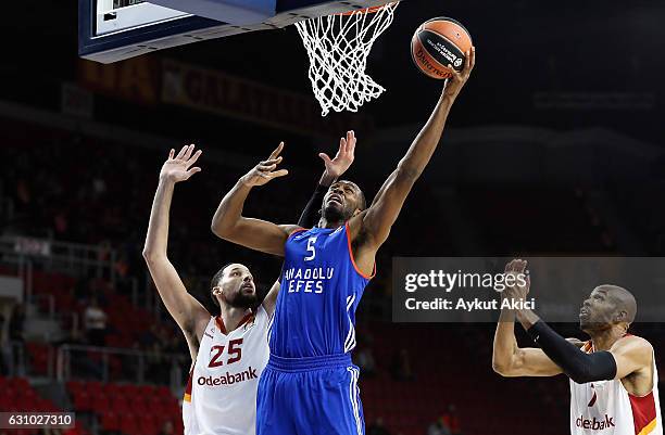 Derrick Brown, #5 of Anadolu Efes Istanbul competes with Austin Daye, #25 of Galatasaray Odeabank Istanbul during the 2016/2017 Turkish Airlines...