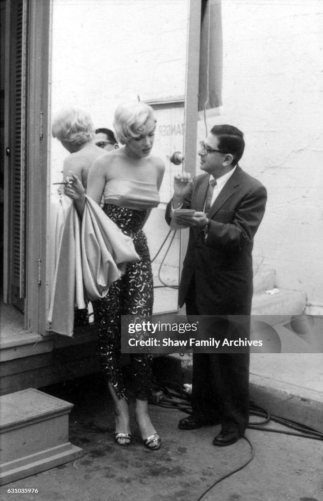 Marilyn Monroe talking to newspaper columnist Sidney Skolsky on set ...
