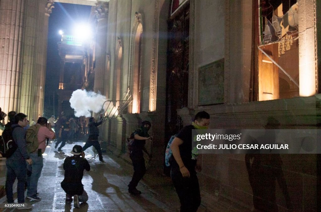 TOPSHOT-MEXICO-POLITICS-ENERGY-PROTEST