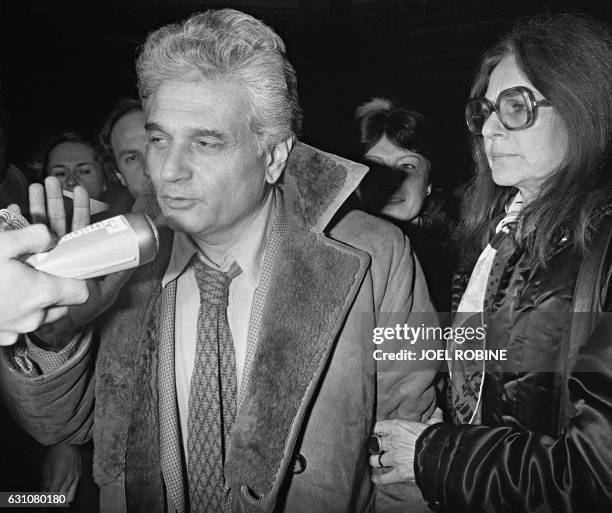 Photo du philosophe français Jacques Derrida, avec à sa droite son épouse Madeleine, répondant aux questions de journalistes le 02 janvier 1982 à la...