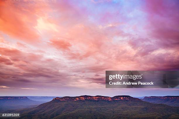 mount solitary from sublime point, blue mountains - nsw landscape stockfoto's en -beelden