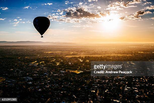 a hot air balloon above the suburbs - hot air balloon australia stockfoto's en -beelden
