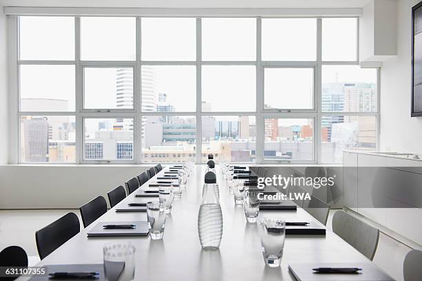 empty boardroom - day toronto stockfoto's en -beelden