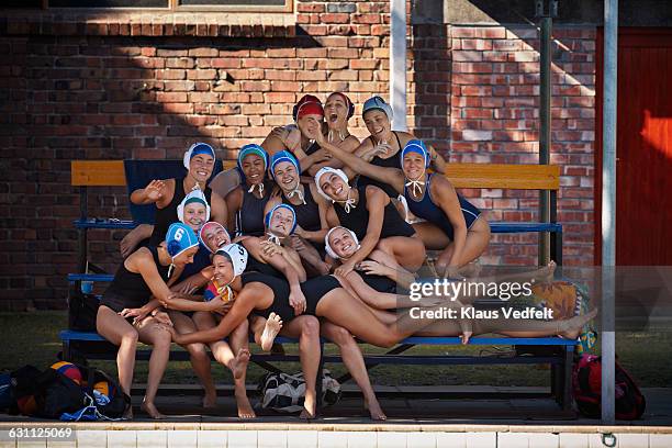 team photo of womens waterpolo team laughing - skinny black woman - fotografias e filmes do acervo