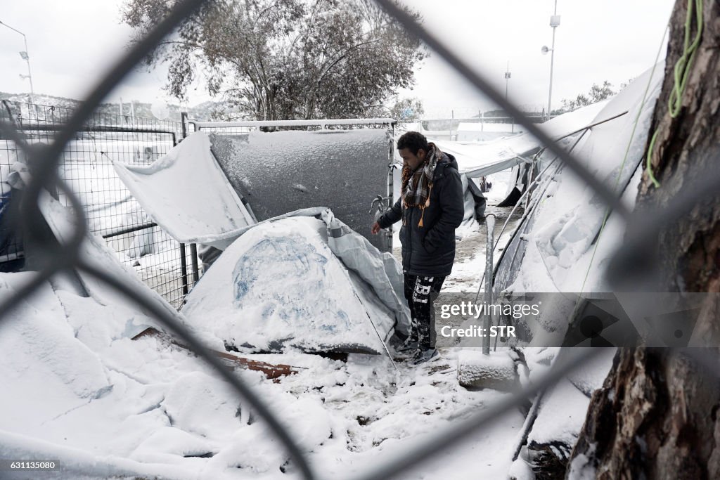 TOPSHOT-GREECE-EUROPE-MIGRANTS-WEATHER-SNOW