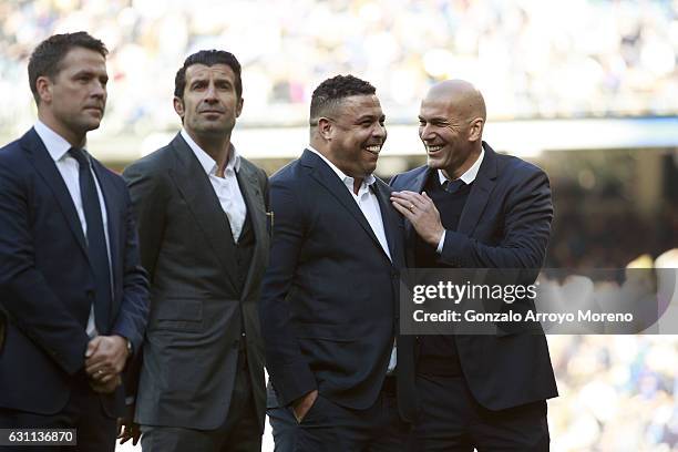 Head coach Zinedine Zidane of Real Madrid CF jokes with ex-player Ronaldo Nazario close to ex players Luis Figo and Michael Owen prior to start the...