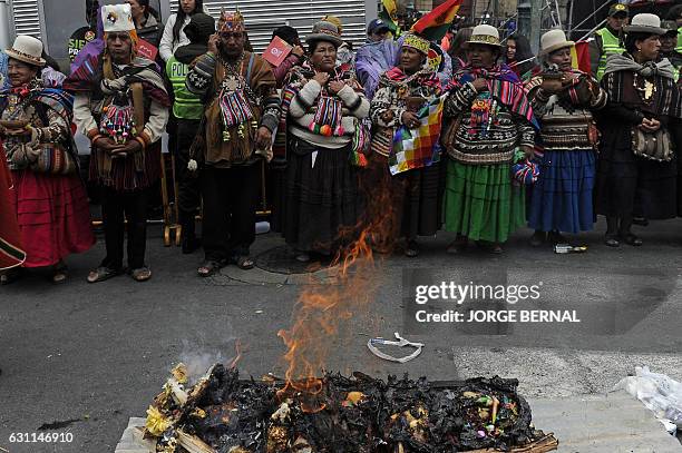 Amautas perform a ritual to thank the Pachamama for the arrival of the 2017 Dakar Rally in La Paz, on January 7, 2017. / AFP / JORGE BERNAL