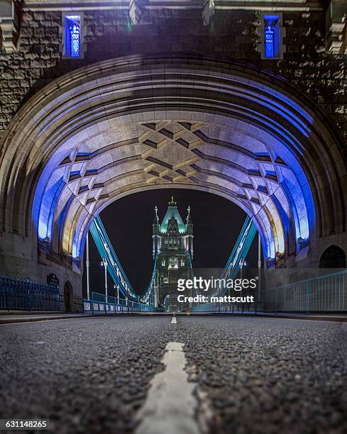 tower bridge at night, london, england, uk - mattscutt imagens e fotografias de stock